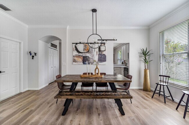 Foto del edificio - Charming 4-Bedroom Home with 2 Full Baths ...