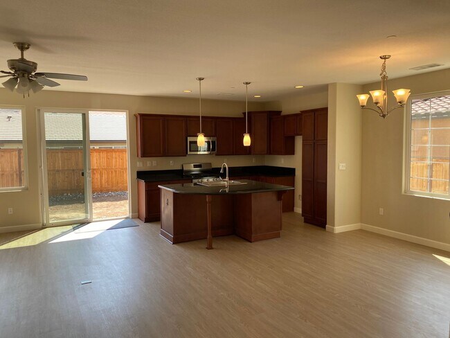 Building Photo - 3 Bedroom plus a den in the Miramonte Community