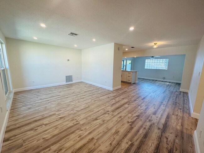 Foto del edificio - 2 Bedroom/2 Bathroom Home, Fenced Yard, Pe...