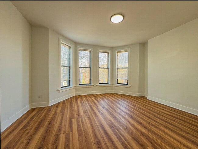 Foto del edificio - 4925 S Champlain Ave