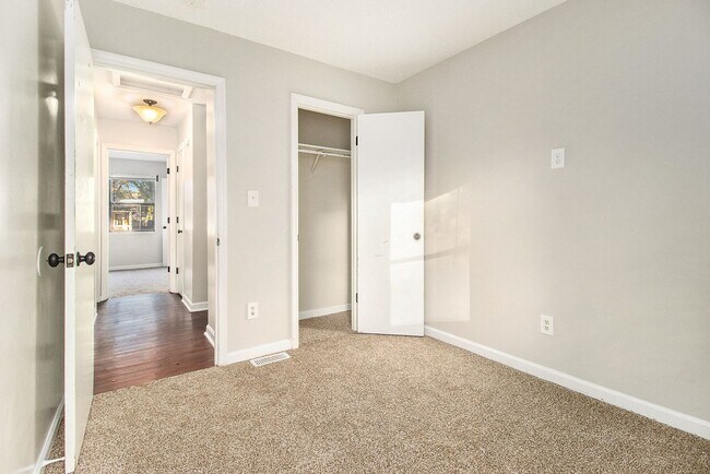 Foto del edificio - 3 Bedroom, 2 Bath Duplex near the Beltline
