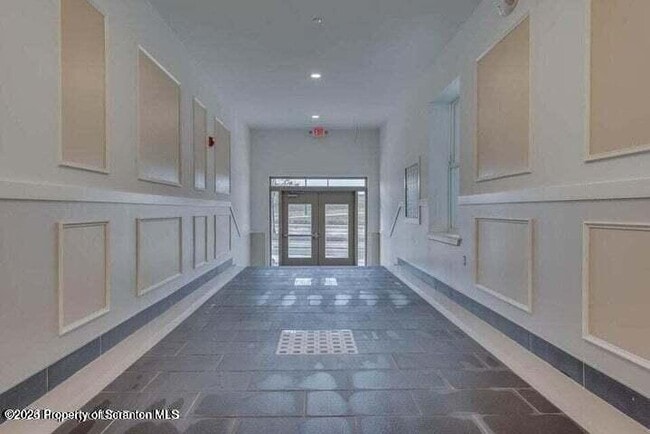 Building Photo - 19 N River St