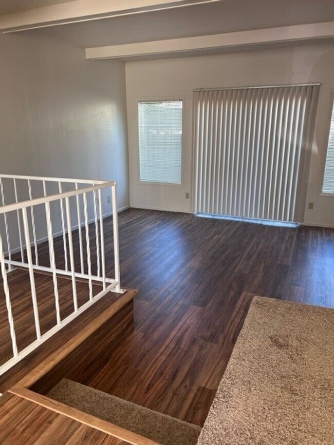 Foto del edificio - FREE RENT! 2x1 Townhome on Miller St S