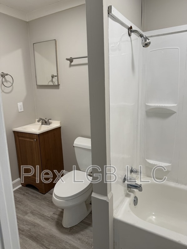 Building Photo - 204 Burr St