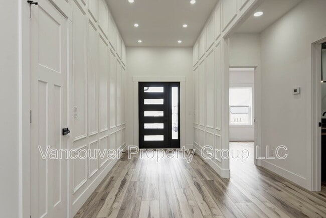 Building Photo - 5075 E Ferdinand Ct