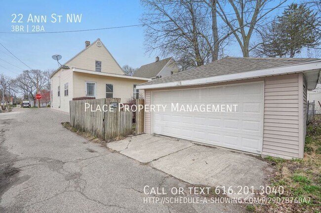 Building Photo - 22 Ann St - 3 bed/1.5 bath on Grand Rapids...