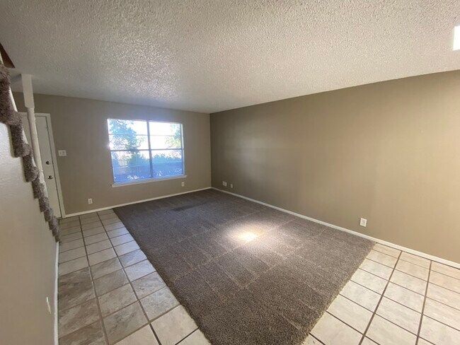 Foto del edificio - 3 bed 2 bath 2 story townhome