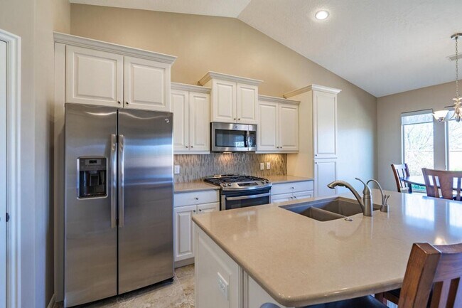 Foto del edificio - Bright & Beautiful 2 Bedroom Home in Sun R...