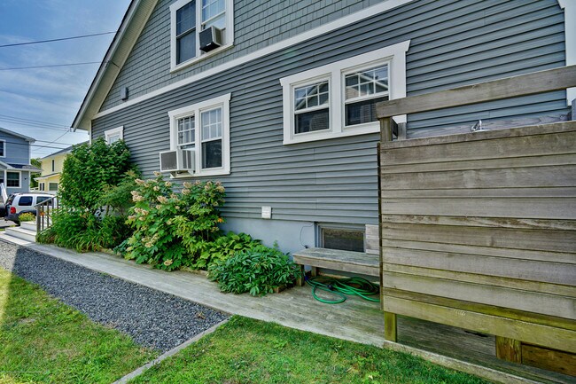 Building Photo - 1817 Fernwood Rd