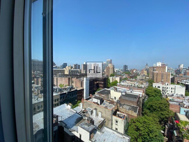 Foto del edificio - 303 W 21st St
