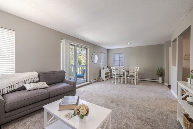 Building Photo - Royal Oaks Apartments