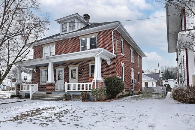 Building Photo - 402 W Cherry St