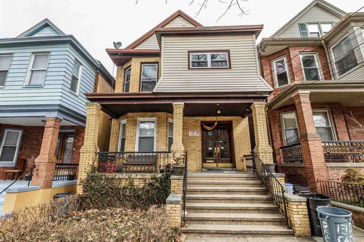 Primary Photo - 130 Carlton Ave