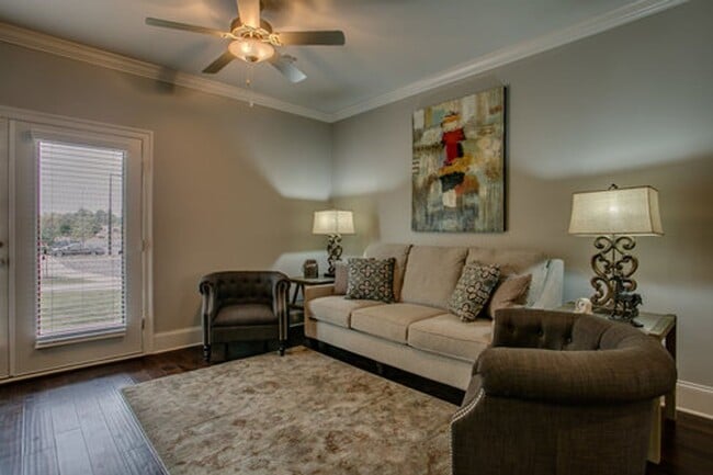 Building Photo - Beautiful 3 Bed 3.5 Bath Unit Available Fall!