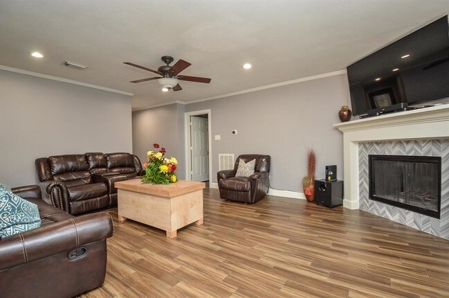 Building Photo - 7514 Trabajo Dr