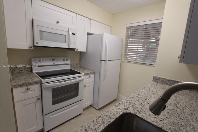 Foto del edificio - 2890 N Oakland Forest Dr