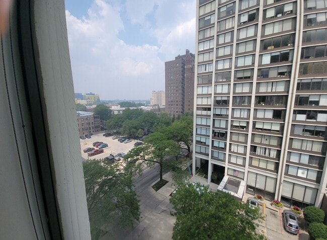 Building Photo - 5445 N Sheridan Rd