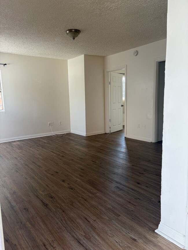 Building Photo - 736 W Century Blvd