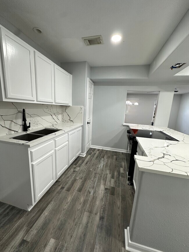 Building Photo - 6434 Tadlock Ln