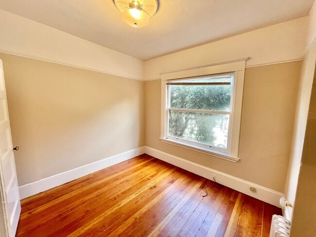 Building Photo - Duboce Park 3BR+Den/1BA.  Edwardian Charme...