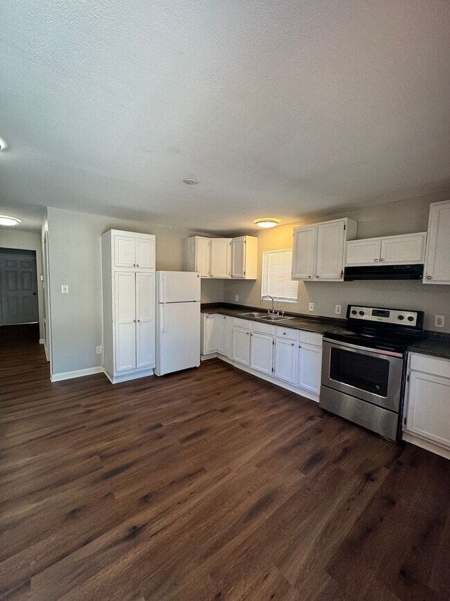 Building Photo - Half off the first Full Months rent! Updat...