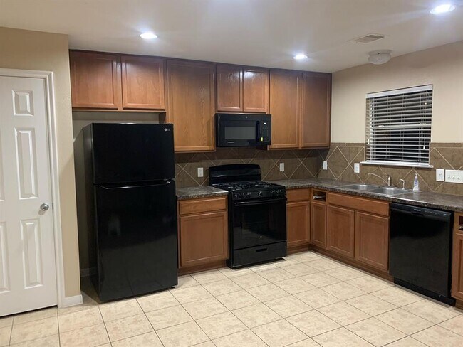 Building Photo - 16531 Burnell Oaks Ln
