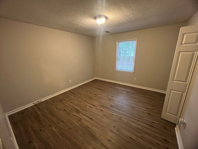 Building Photo - Nice 2bd 1ba duplex with lake view