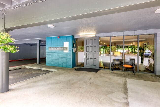 Foto del edificio - STYLISH 2 BED/2 BATHS LAKE OSWEGO CONDO