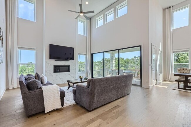 Building Photo - 704 Palamos Dr