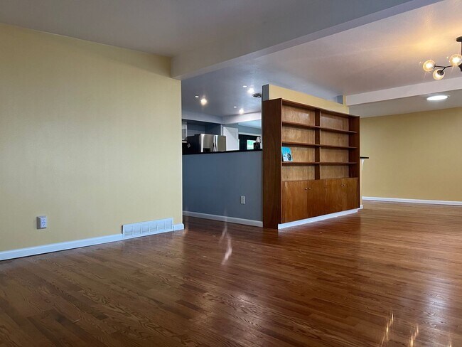 Foto del edificio - Updated Single-Level Mid-Century-Modern Home