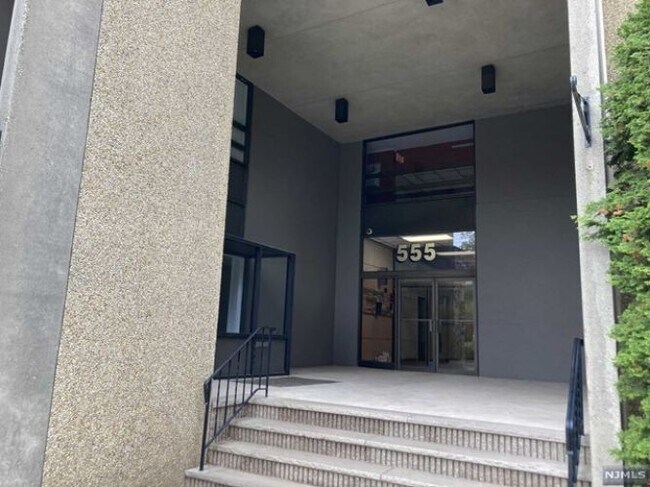 Foto del edificio - 555 Gorge Rd