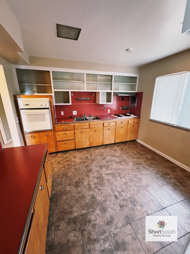 Building Photo - 2 Bed 1 Bath upper unit with Garage