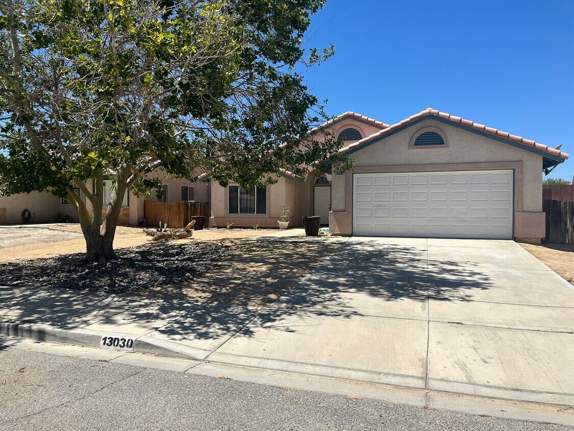 Foto principal - 3 bedroom 2 bathroom Home available in Vic...