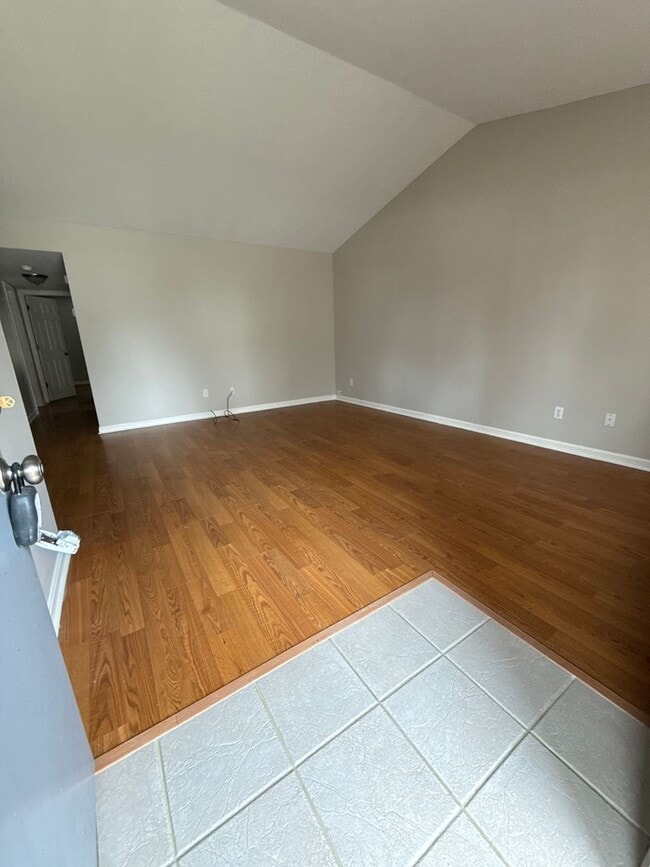 Building Photo - Nice duplex in a convenient location