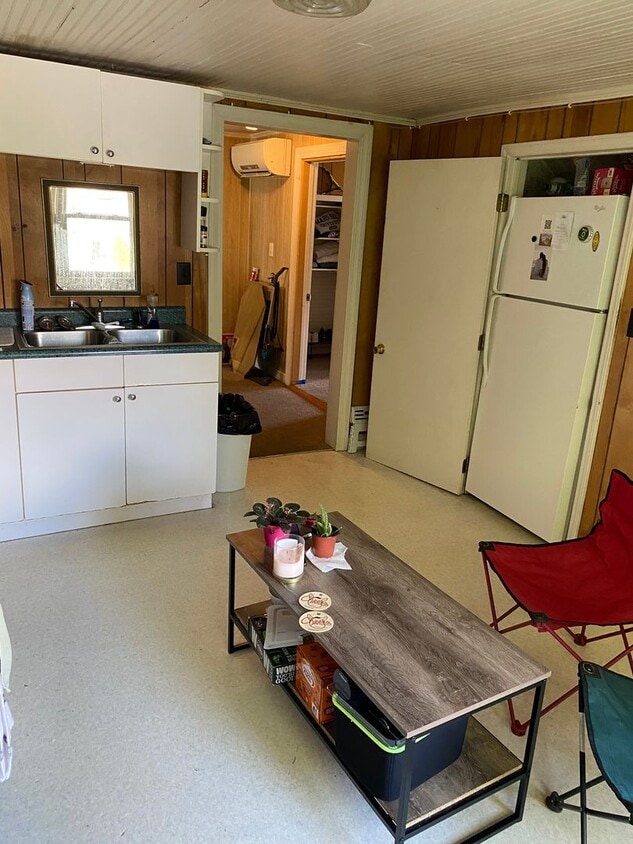 Building Photo - Cute Apartment, 1 block for Downtown Mars ...