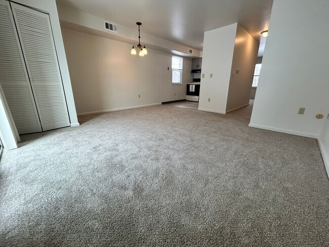 Building Photo - Beautiful 3 BR Townhome in Lovely North Hills Location! CALL TODAY !