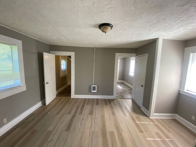 Building Photo - 2106 S Andrews Cir