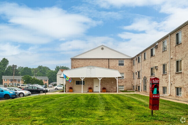 Arlington South Courtyard - Arlington South Apartments