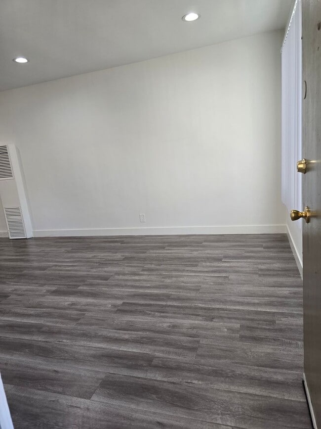 Building Photo - 3373 #6