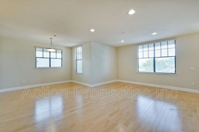 Building Photo - 1765 E Bayshore Rd