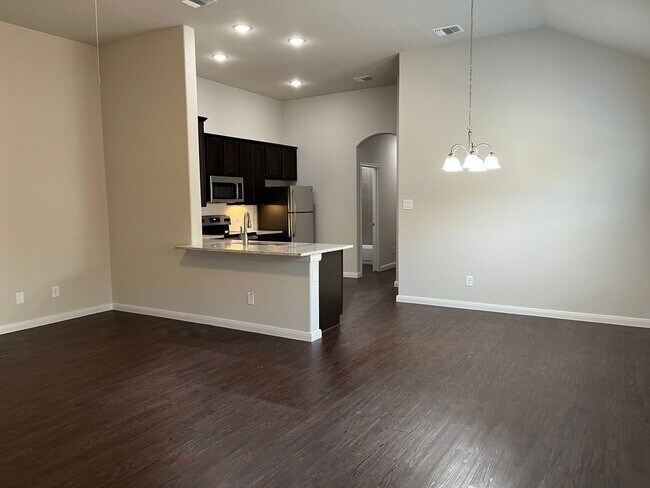 Building Photo - Ready for move in!