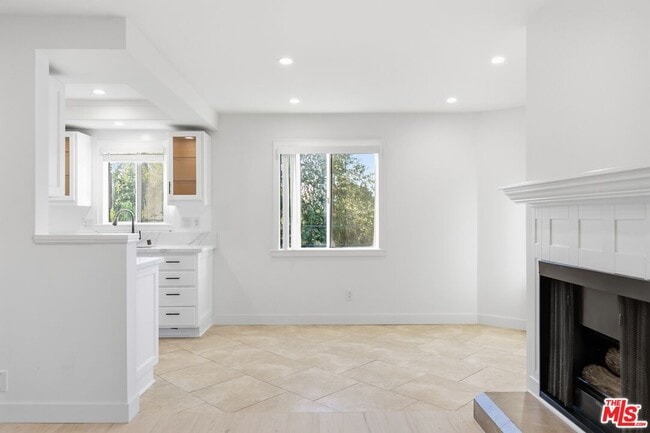 Building Photo - 13025 Moorpark St