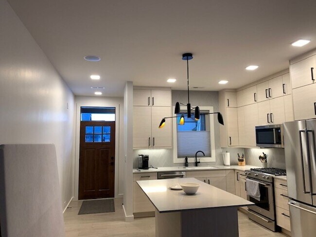Foto del edificio - 2160 Dennison Ln