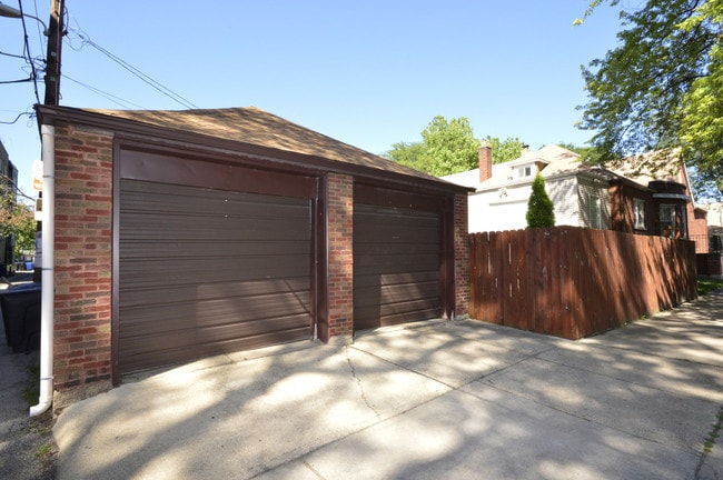 Building Photo - 4900 N Hamlin Ave
