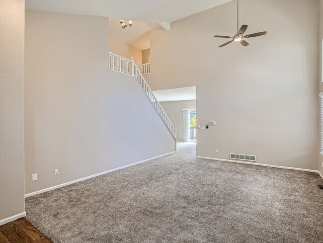 Foto del edificio - Evolve Real Estate: Meticulous Executive 4 Bedroom Plus Finished Basement Available August 5!