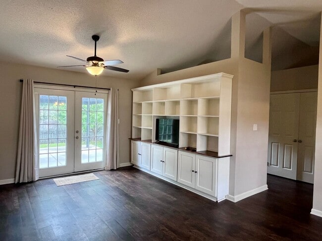 Building Photo - Come make this your home today!