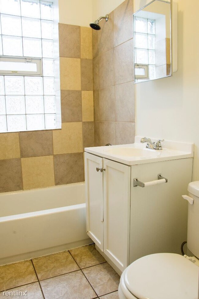 Building Photo - 1 br, 1 bath Apartment - 5832 W North Ave