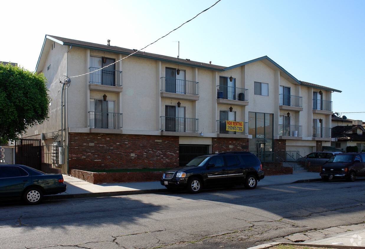 Primary Photo - 11520 Menlo Ave
