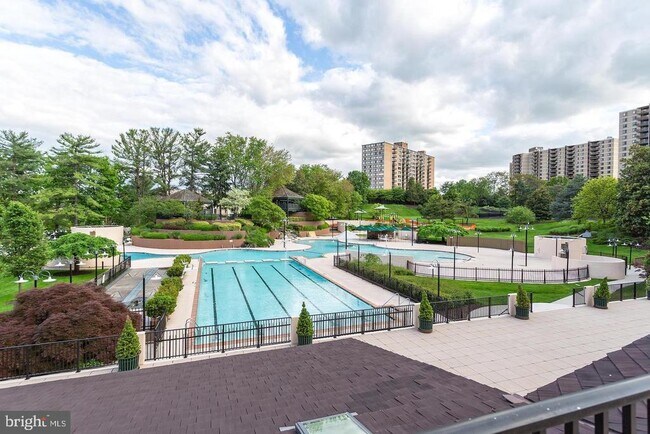 Foto del edificio - 203 Yoakum Pkwy