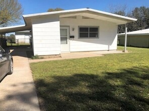 Building Photo - 718 Hogan Dr